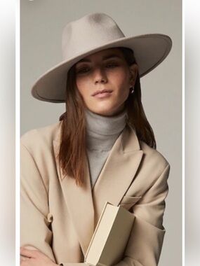 TEARDROP WOOL FEDORA HAT, BONE color
byLove & Lore NWT